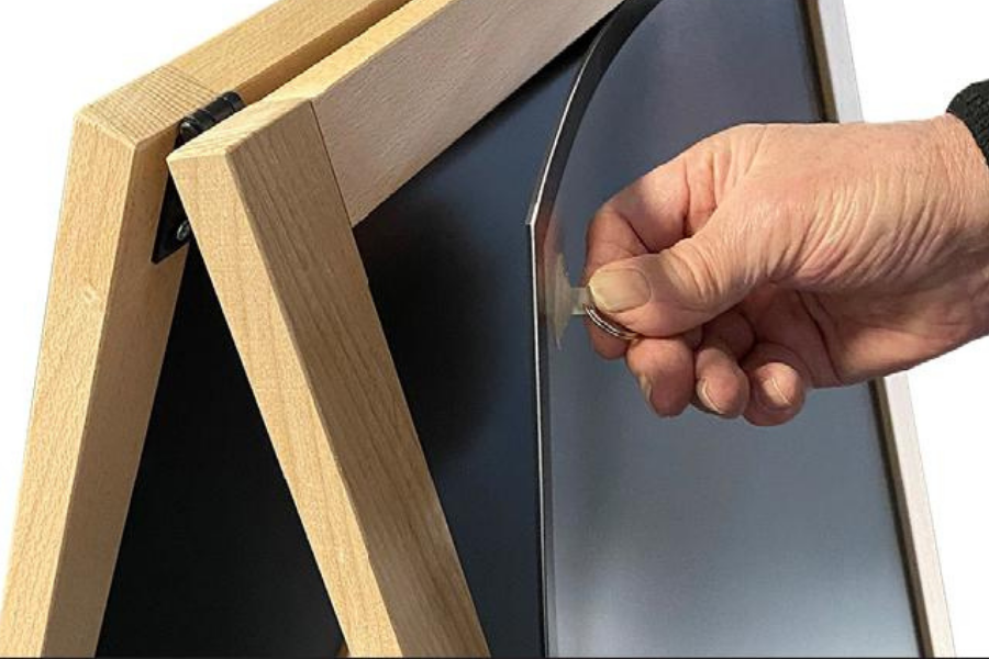 Kundenstopper aus Holz mit schwarzer Metalltafeln - modularedisplays.com