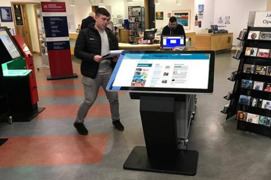 Touch Screen Kiosk 43 Zoll All-in-One - modularedisplays.com