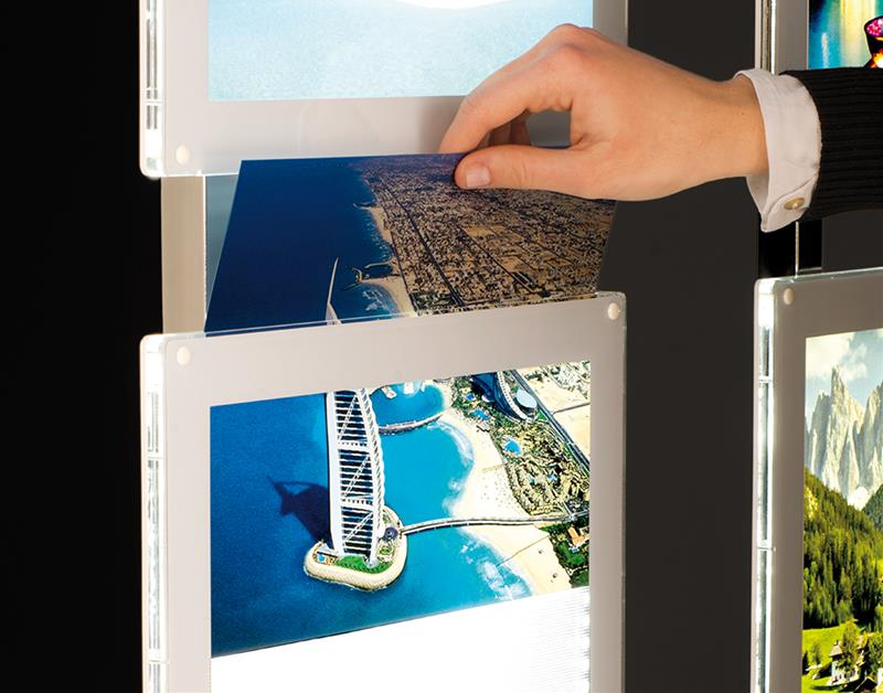 Bodendisplay mit LED Postertaschen 4x DIN A4 Hochformat - modularedisplays.com