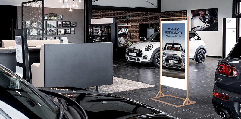 Rent digital signage with 43 inches or 55 inches, double-sided and SuperSlim